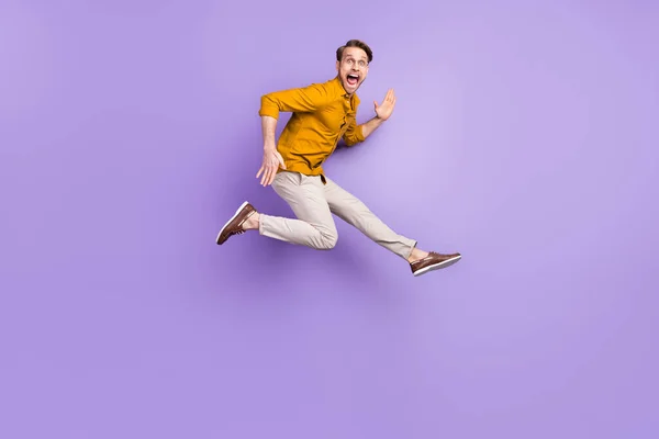 全身サイズビューポートレートの魅力的なクレイジー陽気な男ジャンプ実行孤立以上紫の色の背景 — ストック写真
