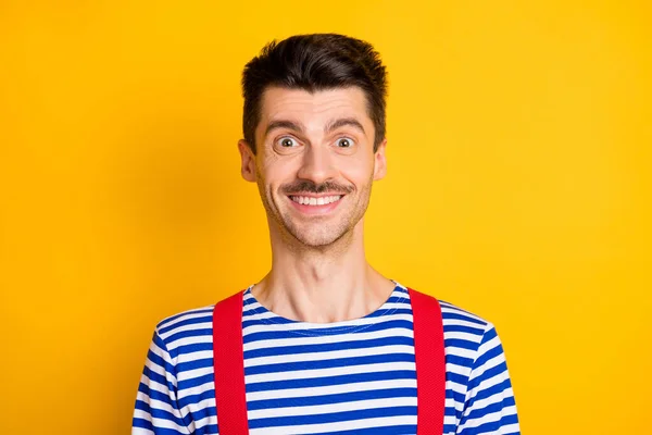 Retrato de joven guapo feliz alegre hombre positivo marinero con tirantes rojos aislados sobre fondo de color amarillo — Foto de Stock