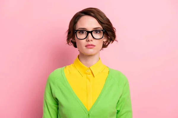 Foto van slimme zelfverzekerde jonge vrouw dragen groene vest bril geïsoleerde pastel roze kleur achtergrond — Stockfoto