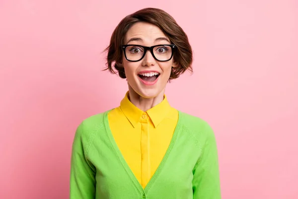 Foto di adorabile impressionato giovane signora vestita di occhiali camicia gialla bocca aperta isolato colore rosa pastello sfondo — Foto Stock