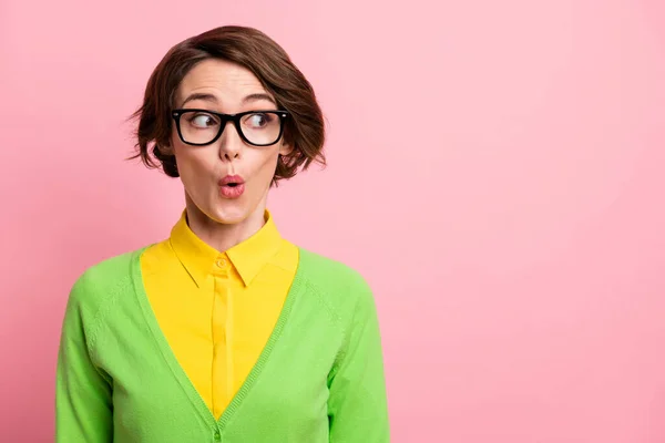 Photo de douce excitée jeune femme porter des lunettes de cardigan vert à la recherche d'espace vide isolé couleur rose pastel fond — Photo