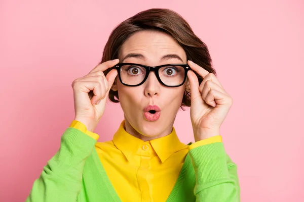 Foto de surpreendido chocado estudante segurar olhar usar óculos notícias inesperadas isolado no fundo cor-de-rosa pastel — Fotografia de Stock