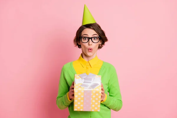 Foto de encantadora chica bastante sorprendida mantenga la caja actual use gafas tapa de cono aislado en fondo de color rosa pastel —  Fotos de Stock
