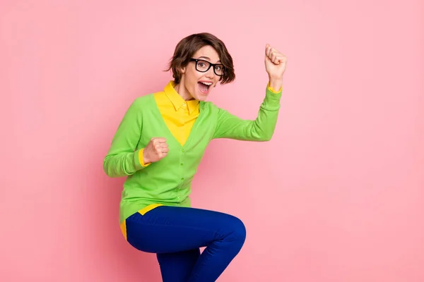 Profiel zijkant foto van verbaasd gelukkig jonge vrouw verhogen vuisten winnaar ja goed humeur geïsoleerd op pastel roze kleur achtergrond — Stockfoto
