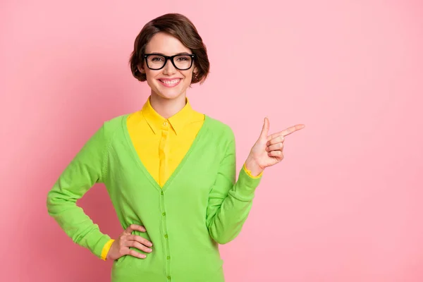 Φωτογραφία από γοητευτικό χαρούμενο νεαρή κοπέλα σημείο δάχτυλο copyspace υποστηρικτής ωραίο χαμόγελο απομονώνονται σε παστέλ ροζ φόντο χρώμα — Φωτογραφία Αρχείου