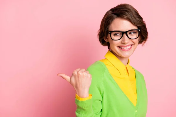 Çekici, genç, pozitif kadın başparmağının fotoğrafı boş görünüyor. Pembe arka planda yeşil gömlek giy. — Stok fotoğraf