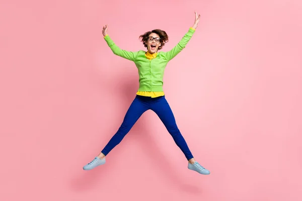 Full length φωτογραφία του funky τρελό κορίτσι άλμα μέχρι το σχήμα αστέρι ενθουσιασμένος ψώνια πώληση απομονώνονται σε παστέλ ροζ χρώμα φόντο — Φωτογραφία Αρχείου