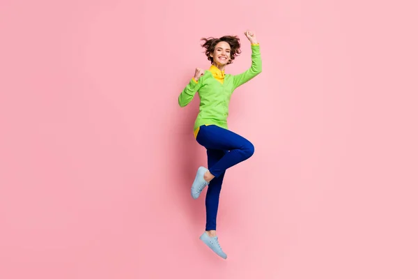 Full size foto di felice gioiosa bella ragazza salto aereo volare supereroe sollevare pugni isolati su sfondo di colore rosa pastello — Foto Stock