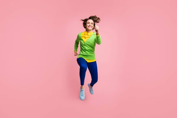 Pleine photo du corps de jeune fille attrayante heureux sourire positif courir saut dépêcher insouciant isolé sur fond de couleur rose — Photo