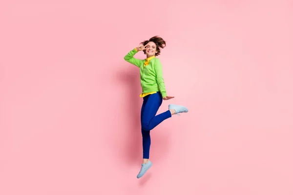 Foto de comprimento total de jovem alegre menina louca feliz sorriso salto mostrar paz fresco v-sinal isolado sobre cor rosa fundo — Fotografia de Stock