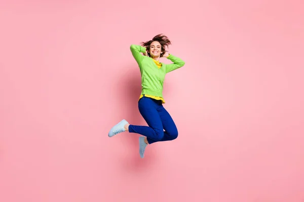 Фотографія повного розміру молодої збудженої дівчини щасливої посмішки насолоджуйтесь безтурботним стрибком вгору ізольовано на рожевому кольоровому фоні — стокове фото