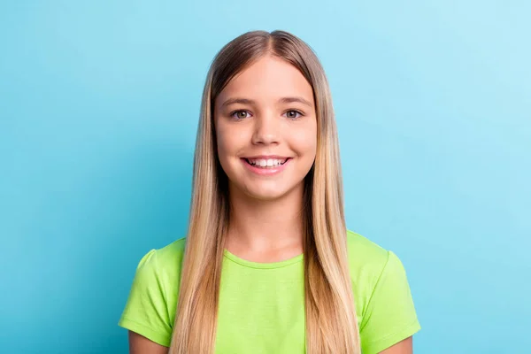 Retrato de joven feliz sonriente alegre chica de buen humor con camiseta verde mirada cámara aislada sobre fondo de color azul —  Fotos de Stock