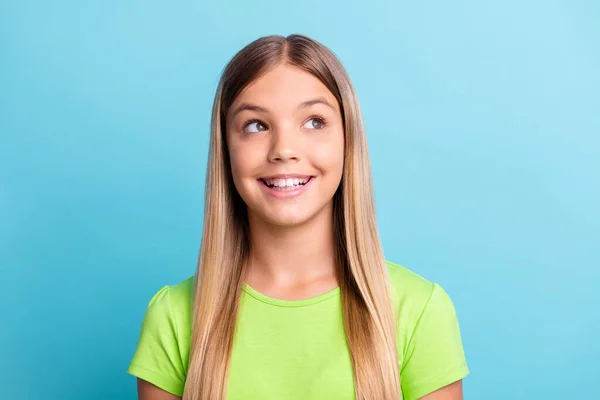 Retrato de jovem bonito sonhador feliz positivo bom humor menina sorrindo olhar copyspace isolado no fundo de cor azul — Fotografia de Stock