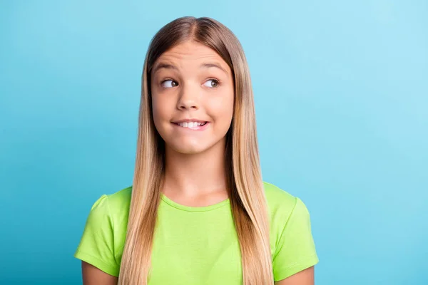 Retrato de jovens felizes alegres sorridente alegre positivo menina mordida lábios olhar copyspace isolado no fundo cor-de-rosa — Fotografia de Stock