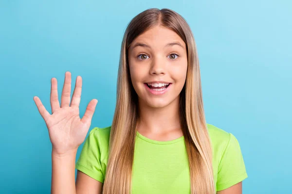 Retrato de jovem feliz positivo bom humor sorridente menina segurando mão dizer Olá desgaste verde t-shirt isolado no fundo de cor azul — Fotografia de Stock
