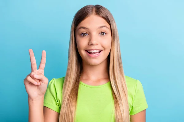 Retrato de jovem feliz alegre sorrindo alegre linda menina bonita encantadora mostrando v-sinal isolado no fundo de cor azul — Fotografia de Stock