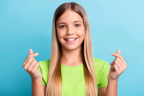 Retrato de jovem alegre bom humor positivo menina alegre mostrando mão pedindo dinheiro isolado no fundo de cor azul — Fotografia de Stock