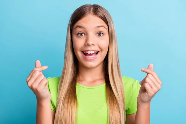 Muotokuva nuorten innoissaan kaunis hymyilevä iloinen positiivinen tyttö pyytää rahaa kulumista vihreä t-paita eristetty sininen väri tausta — kuvapankkivalokuva