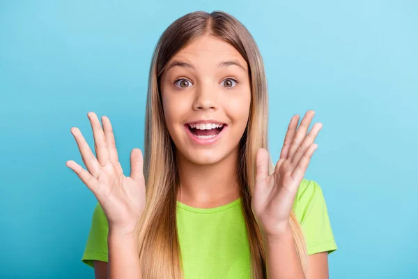 Portret van jong gelukkig vrolijk positief goed humeur meisje houd handen in opwinding geïsoleerd op blauwe kleur achtergrond — Stockfoto