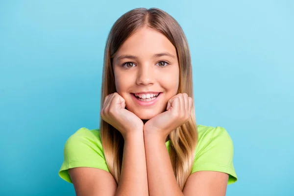 Retrato de jovens felizes positivo alegre sorrindo bom humor menina admirando desfrutar de tempo isolado no fundo de cor azul — Fotografia de Stock