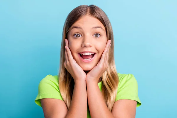 Retrato de jovens chocado feliz espantado positivo alegre menina sorrindo segurar as mãos bochechas isoladas no fundo de cor azul — Fotografia de Stock