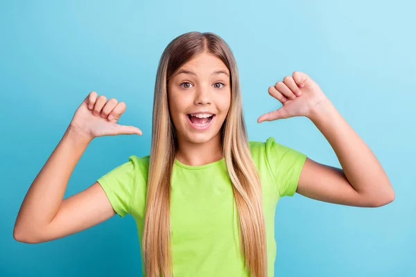 Retrato de jovem alegre bom humor menina positiva sorrindo apontando o dedo para si mesma isolado no fundo de cor azul — Fotografia de Stock