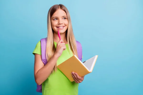 Foto di giovane felice sognante sorridente positivo buon umore ragazza scrittura in diario isolato su sfondo di colore blu — Foto Stock