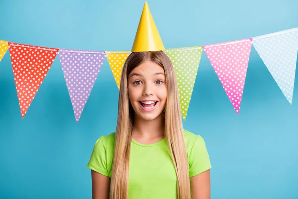 Foto van jong blij enthousiast positief goed humeur meisje vieren verjaardag slijtage kegel cap geïsoleerd op blauwe kleur achtergrond — Stockfoto