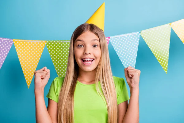 Foto di giovane felice eccitato sorridente allegra ragazza positiva alzare pugni tenere celebrare il compleanno isolato su sfondo di colore blu — Foto Stock