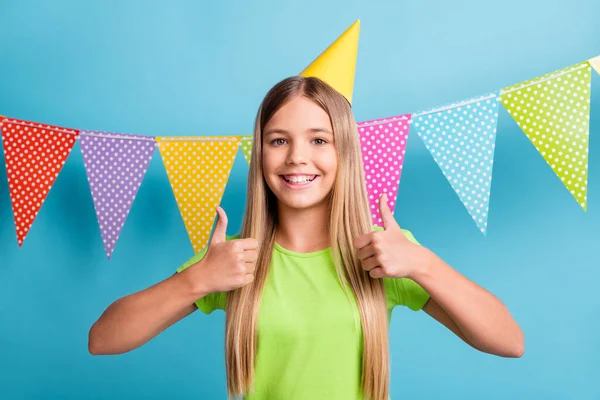 Foto di giovane felice sorridente ragazza di buon umore che celebra il compleanno mostrando pollice-up isolato su sfondo di colore blu — Foto Stock