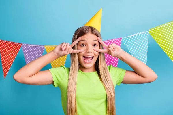 Foto van jong gelukkig zorgeloos zorgeloos opgewonden lachend meisje vieren verjaardag tonen oke teken geïsoleerd op blauwe kleur achtergrond — Stockfoto
