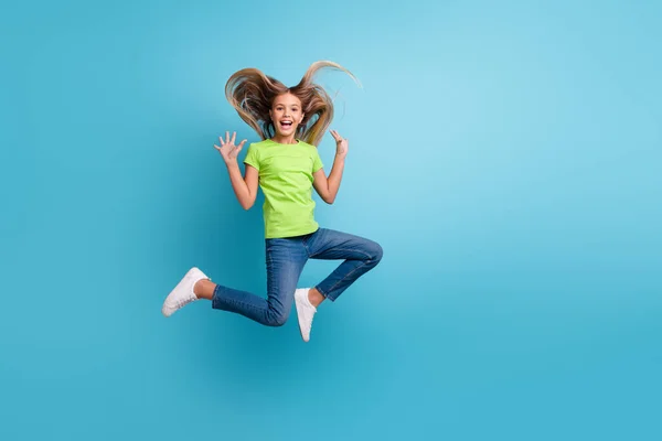 Foto-Porträt von aufgeregten Mädchen zeigt Palmen springen isoliert auf pastellblauem Hintergrund — Stockfoto