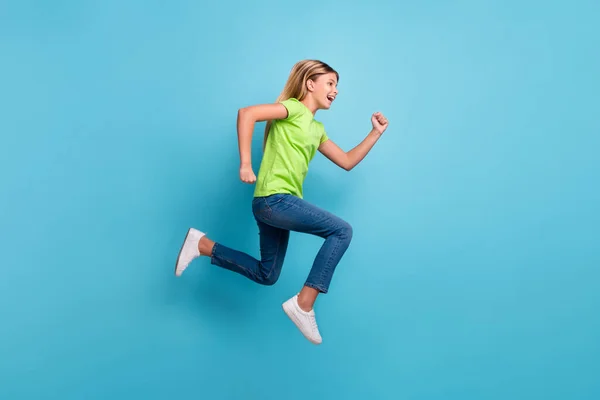Фотографічний портрет дівчини, що стрибає вгору ізольовано на пастельному синьому фоні — стокове фото