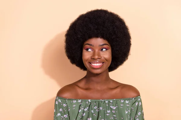 Φωτογραφία από νεαρή μαύρη ελκυστική γυναίκα χαρούμενο θετικό χαμόγελο όνειρο περίεργο βλέμμα κενό χώρο απομονωμένο πάνω από μπεζ φόντο χρώμα — Φωτογραφία Αρχείου