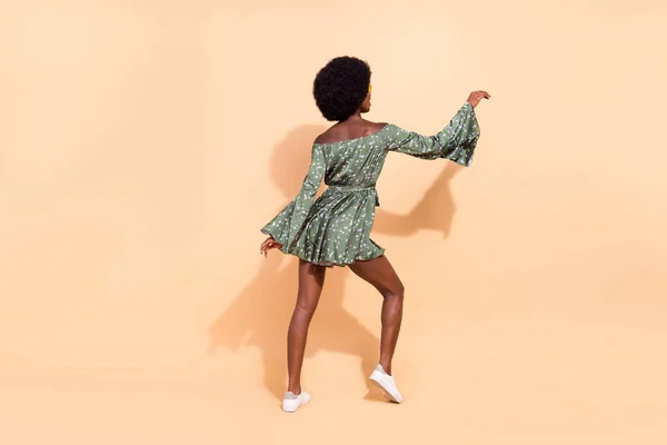 Rückseite Ganzkörperfoto von jungen afrikanischen Mädchen inkognito anonym tragen Glamour Kleid isoliert über beige Farbe Hintergrund — Stockfoto