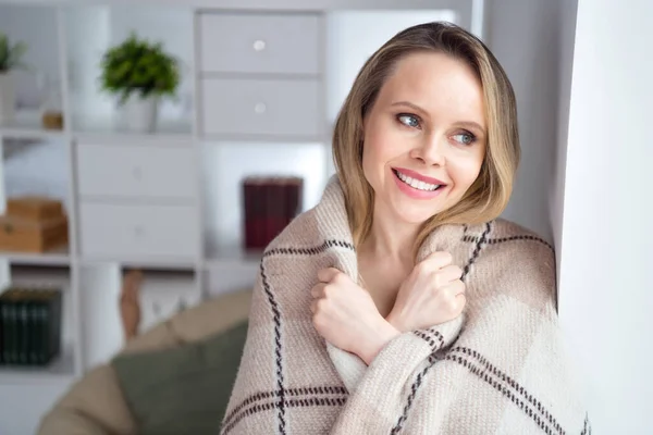 Foto van jonge aantrekkelijke mooie vrouw gelukkig positieve glimlach comfort gezellige deken deken rust warm binnen — Stockfoto