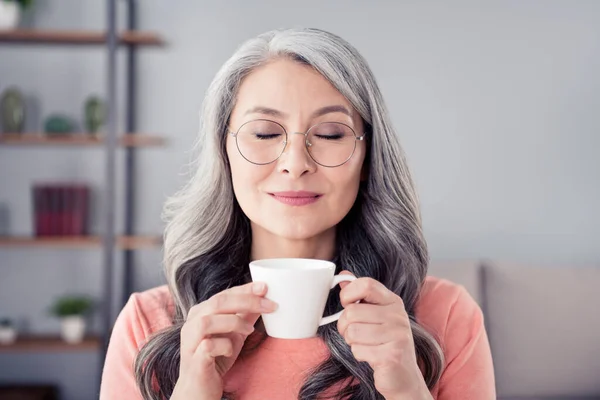 Fotografie atraktivní staré ženy šťastný pozitivní úsměv těšit ráno horká káva sen přestávka uvnitř — Stock fotografie