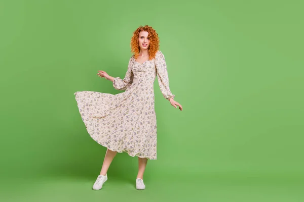 Full body photo of girlish wavy hairdo jeune dame stand porter des baskets robe isolé sur fond de couleur vert pastel — Photo