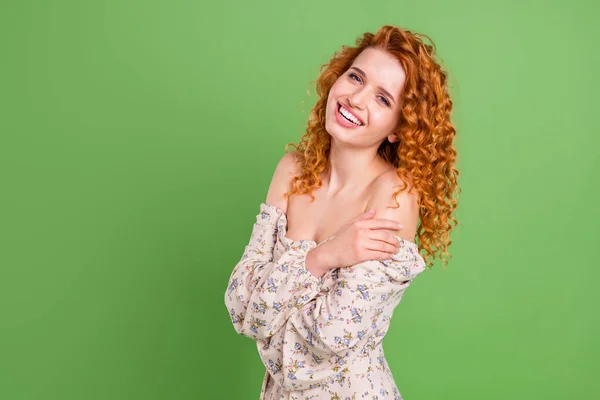 Fénykép vidám bájos fiatal nő öleli magát mosoly pozitív elszigetelt zöld színű háttér — Stock Fotó