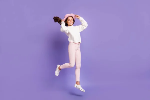 Foto de tamaño completo de la joven preadolescente sonrisa feliz salto activo divertido funky aislado sobre fondo de color púrpura —  Fotos de Stock