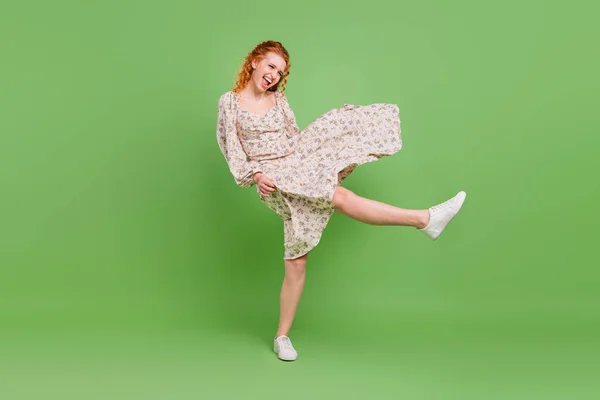Полная длина фото фантазии кудрявая прическа юная леди танцевальная одежда платье изолированы на пастельно-зеленый цвет фона — стоковое фото