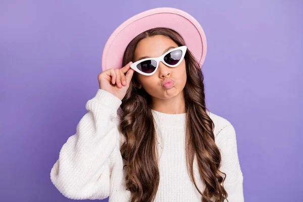 Foto di giovane ragazza labbra imbronciate inviare aria bacio mano tocco sunglass isolato su sfondo di colore viola — Foto Stock