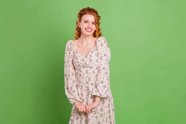 Foto de atractiva bonita joven mujer buen humor desgaste vestido estampado floral aislado sobre fondo de color verde — Foto de Stock