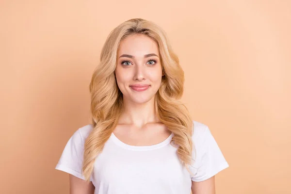 Photo portrait blonde woman smiling wearing white t-shirt isolated pastel beige color background — Stock Photo, Image