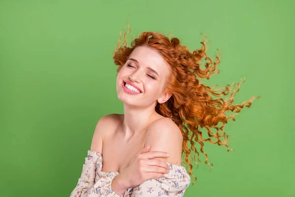 Foto de bela jovem feliz positivo senhora vento sopro ar primavera isolado no fundo cor verde — Fotografia de Stock