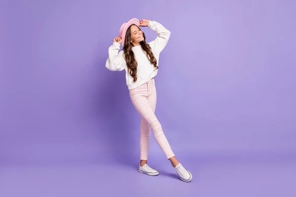 Full längd foto av ung attraktiv flicka glad positiv leende dröm drömmande händer beröring hatt isolerad över violett färg bakgrund — Stockfoto