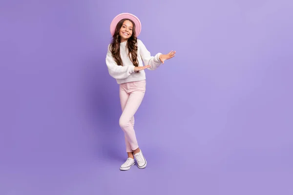 Foto de cuerpo completo de niña de la escuela feliz sonrisa positiva disfrutar de usar sombrero rosa aislado sobre fondo de color púrpura —  Fotos de Stock