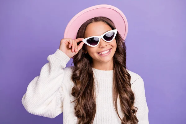 Foto von jungen Schulmädchen glücklich positives Lächeln Kindheit Hand berühren Sonnenbrille isoliert über violetten Farbhintergrund — Stockfoto