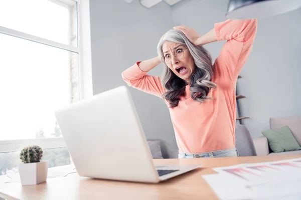 Portrét staršího důchodce důchodce šílená žena marketer práce vzdáleně špatný výsledek selhání reakce doma dům byt krytý — Stock fotografie