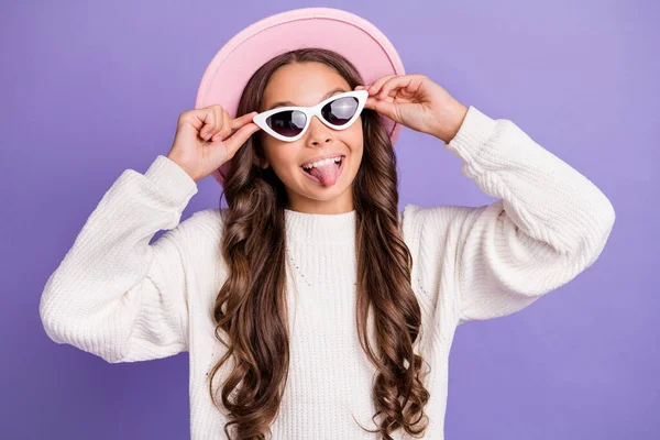 Foto di giovane ragazza felice sorriso positivo tongue-out divertirsi mani spensierate toccare sunglass isolato su sfondo di colore viola — Foto Stock